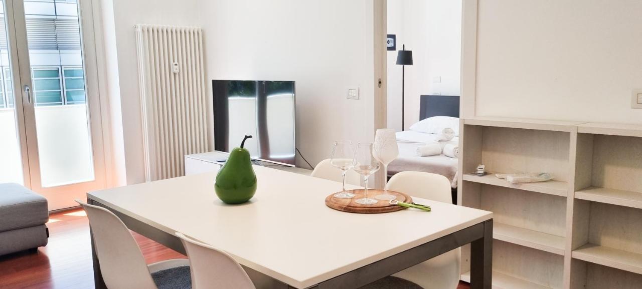 Joivy Superb Flat, 2 Balconies & Skyscrapers View Apartment Milan Bagian luar foto
