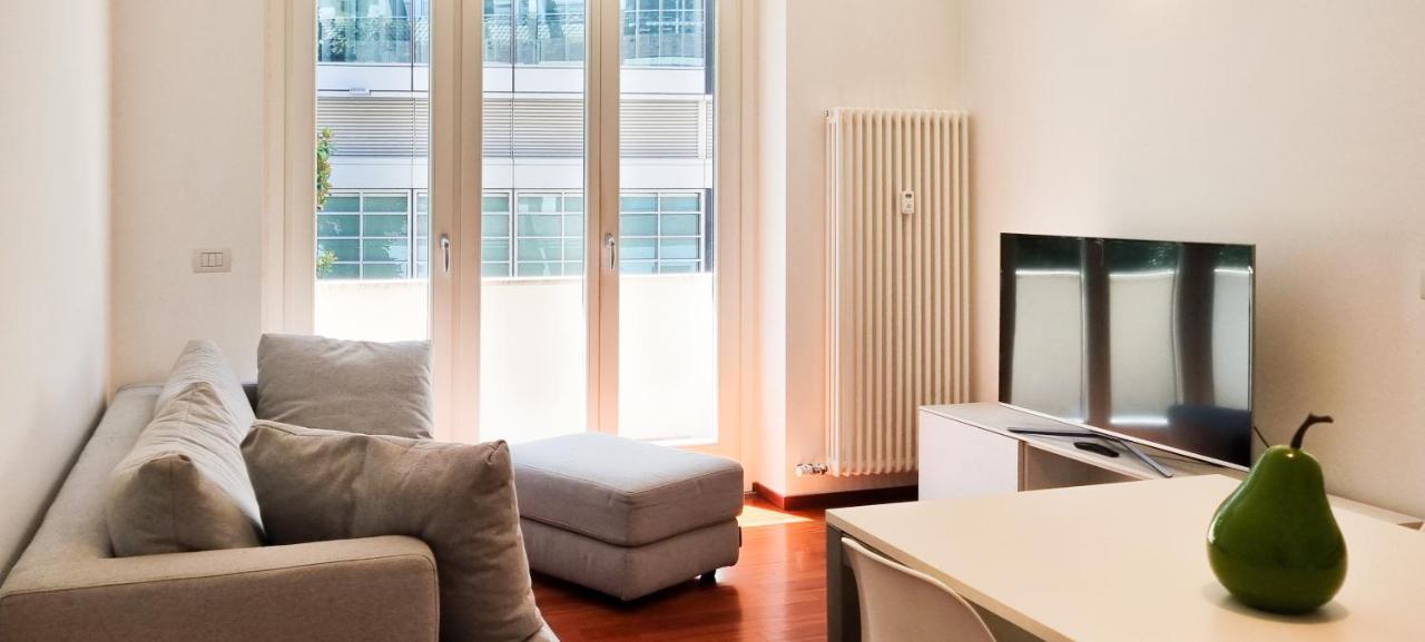 Joivy Superb Flat, 2 Balconies & Skyscrapers View Apartment Milan Bagian luar foto