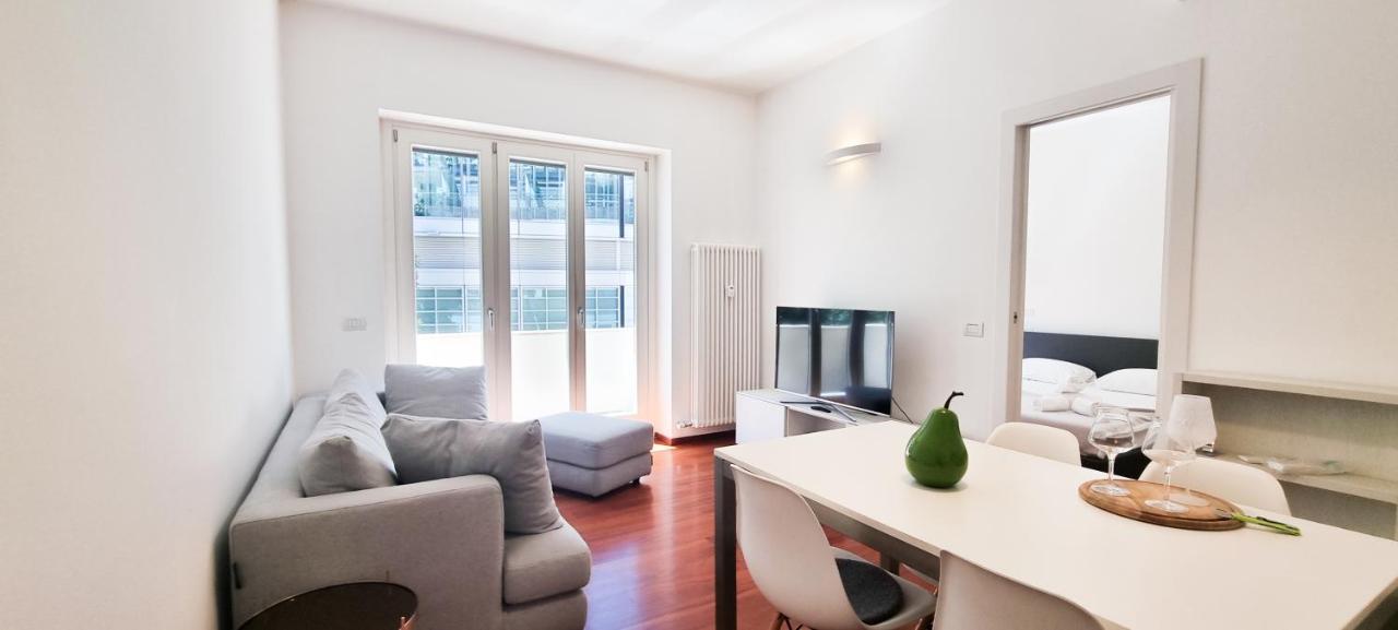 Joivy Superb Flat, 2 Balconies & Skyscrapers View Apartment Milan Bagian luar foto