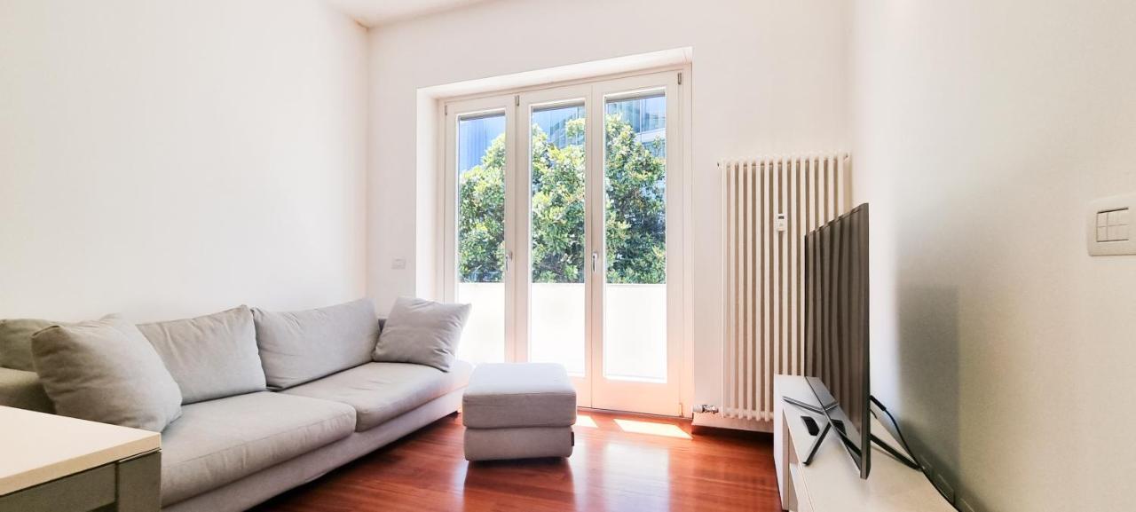 Joivy Superb Flat, 2 Balconies & Skyscrapers View Apartment Milan Bagian luar foto