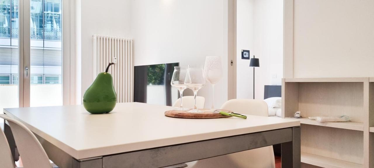 Joivy Superb Flat, 2 Balconies & Skyscrapers View Apartment Milan Bagian luar foto