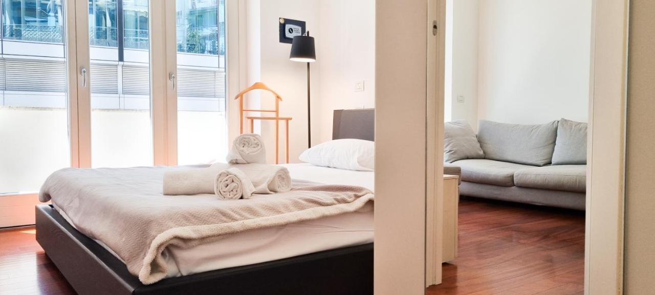 Joivy Superb Flat, 2 Balconies & Skyscrapers View Apartment Milan Bagian luar foto