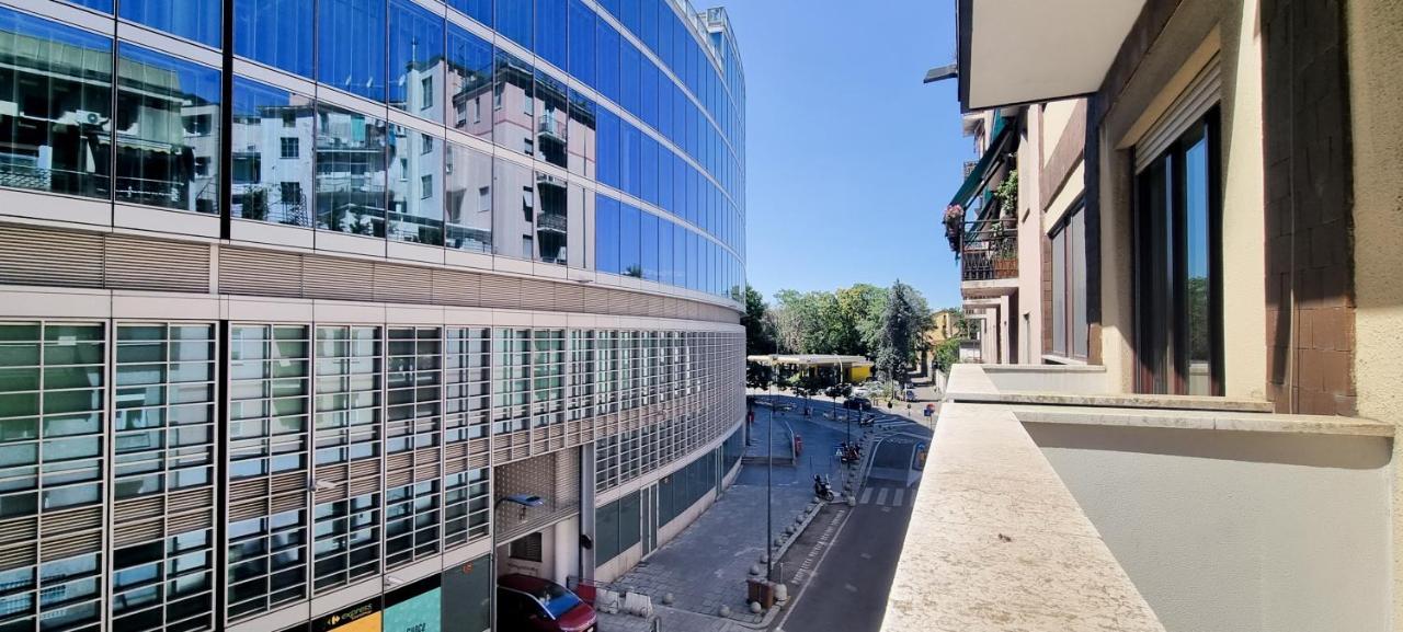 Joivy Superb Flat, 2 Balconies & Skyscrapers View Apartment Milan Bagian luar foto